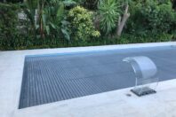 Envoltada de vegetació